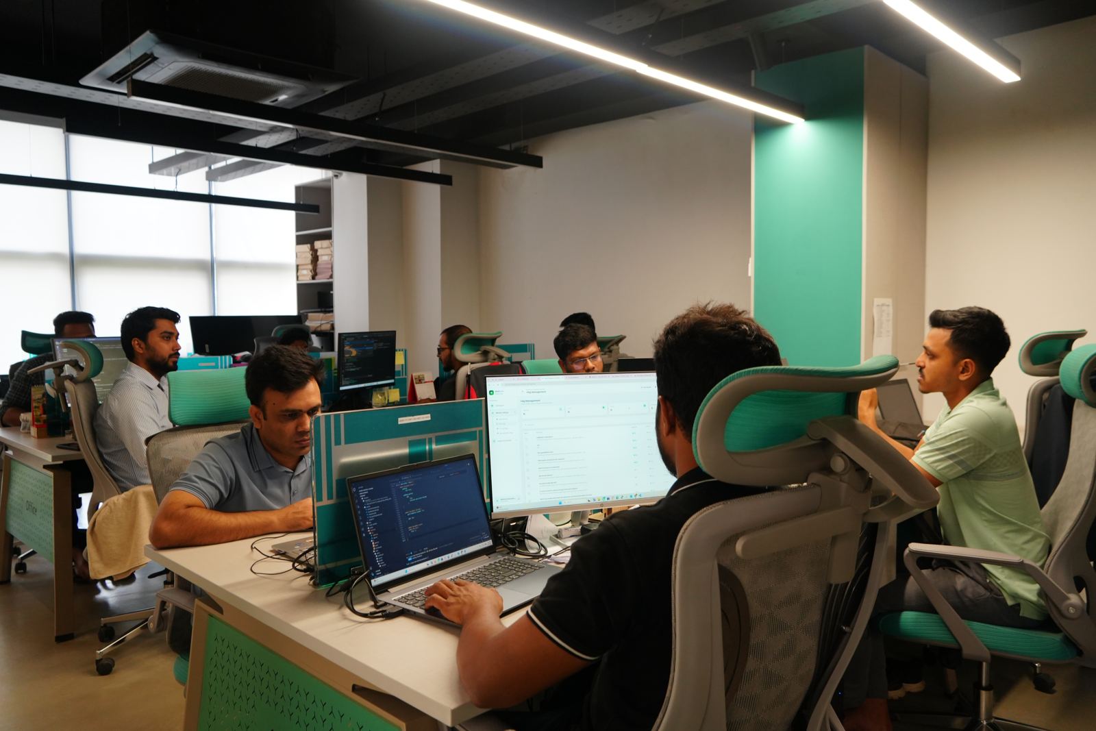 Engineers working together at Girmairi